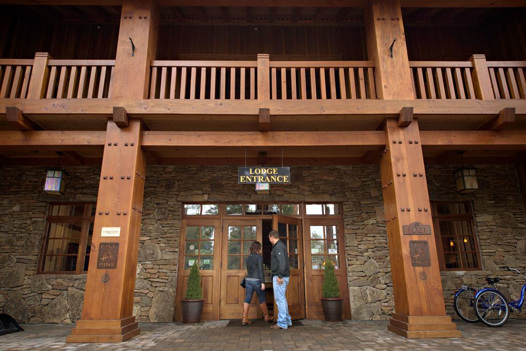 Fivepine Lodge Систерс Экстерьер фото